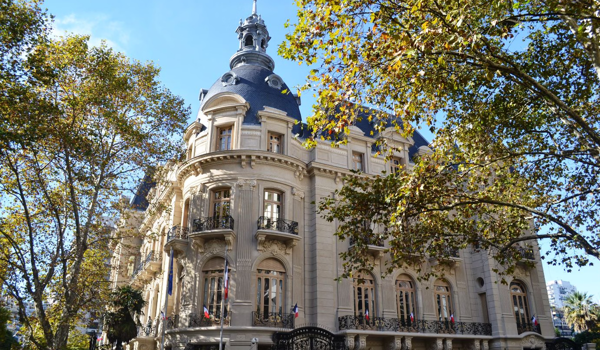 La fábrica de la diplomacia: Francia apuesta al diálogo con estudiantes argentinos.