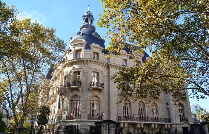 La fábrica de la diplomacia: Francia apuesta al diálogo con estudiantes argentinos.